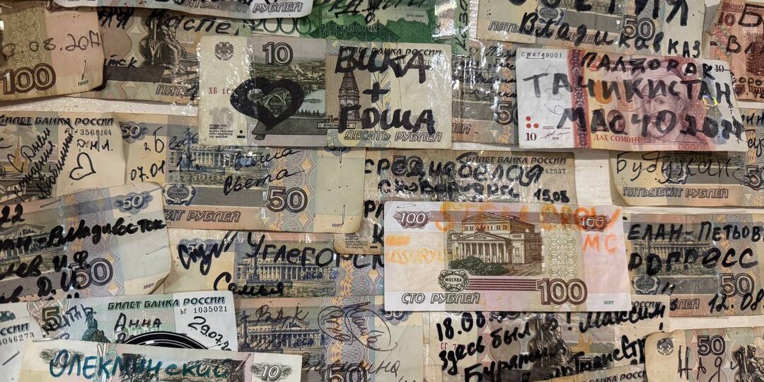 Кафе, где купюры вместо обоев, стало легендарным на Дальнем Востоке