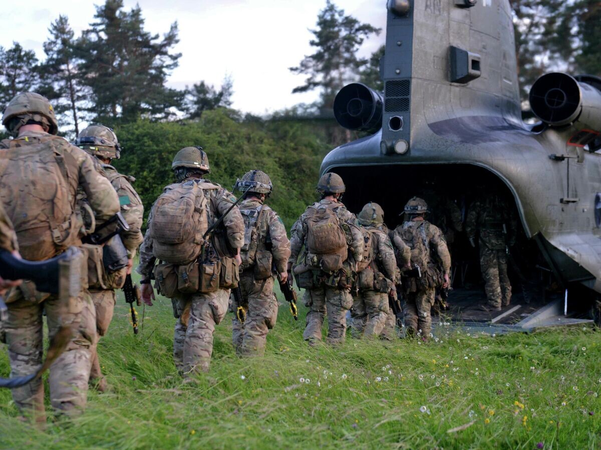    Военнослужащие воздушно-десантных войск Великобритании во время учений© Фото : MoD/Crown copyright 2016
