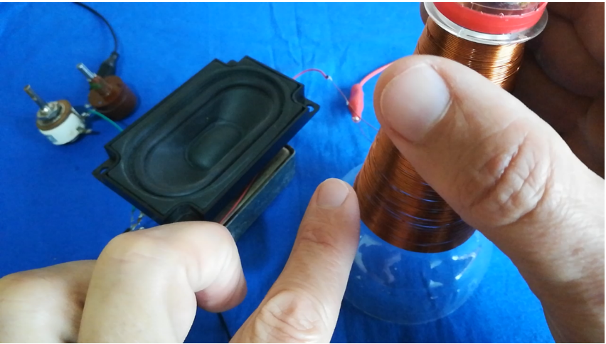 Электронная виолончель (DimkoFon) — звуком управляют, двигая пальцы по грифу без струн.