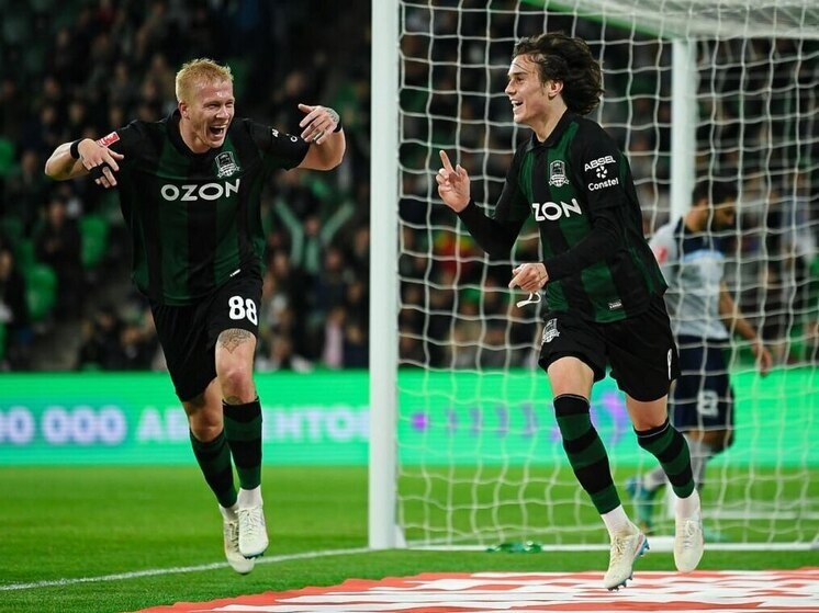     Полузащитники ФК "Краснодар" Никита Кривцов (слева) и Данила Козлов (справа).