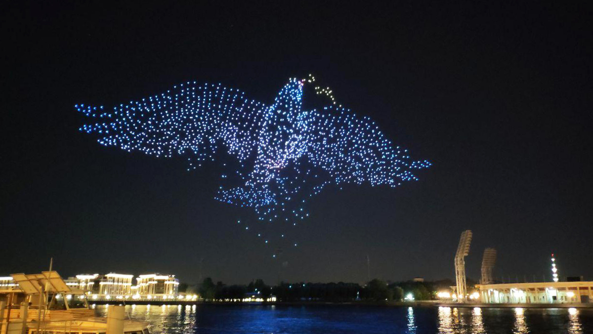 Картинка из "паутинки" - шоу дронов.