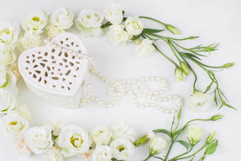 Цветочные композиции нередко украшают настоящими жемчужными нитями.  