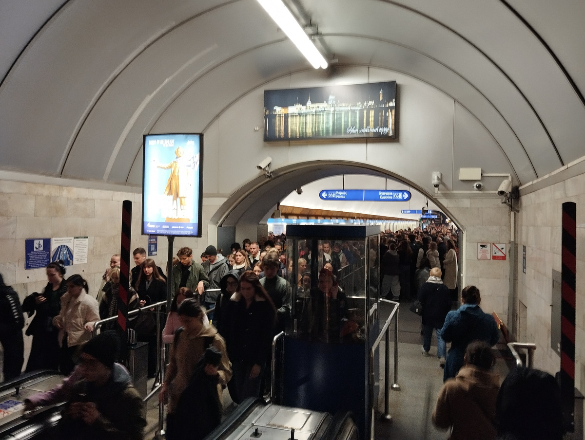Станция метро Петроградская в 9 утра в пятницу