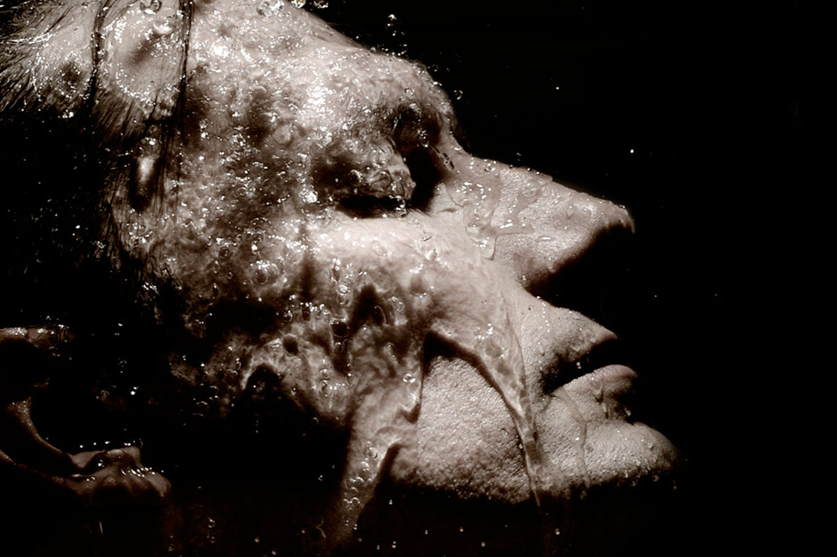 Мозг и психика проходят через несколько стадий при столкновении с катастрофой