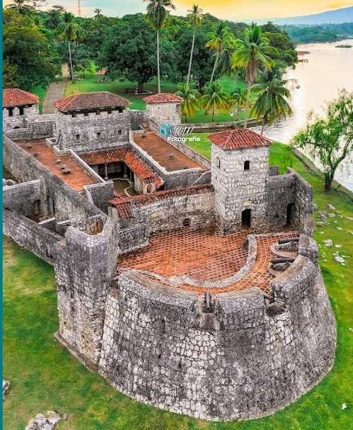 Это та самая крепостица Сан-Фелипе. Фото взял из интернета, мои на каком-то внешнем диске, не стал искать. Собственно, и тут фото хорошее. Свои-то часто подпорчены собственным присутствием; все таки человеческая тщеславность неистребима :)