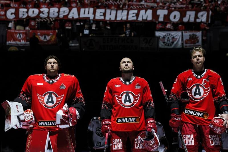    Фото пресс-служба КХЛ/Анатолий Голышев с партнерами во время гимна