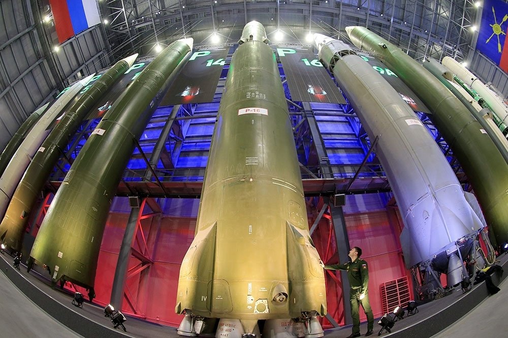    Человек и ракета: 140-тонная межконтинентальная баллистическая Р-16 конструкции Михаила Янгеля - 34 метра в длину, 3 метра в диаметре, дальность полета до 13 000 км. / Фото: Сергей Михеев/ РГ