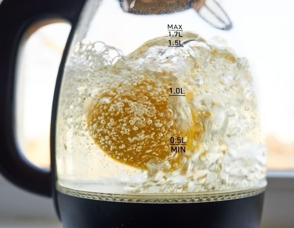 Врач объяснила, почему нельзя пить воду с накипью и как безопасно ее удалить