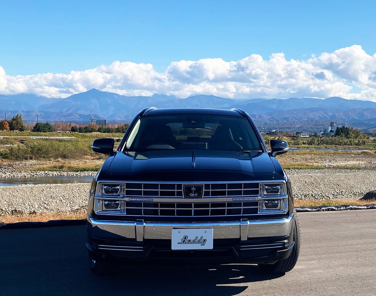 Передняя часть Mitsuoka Buddy – хрома никогда не бывает много