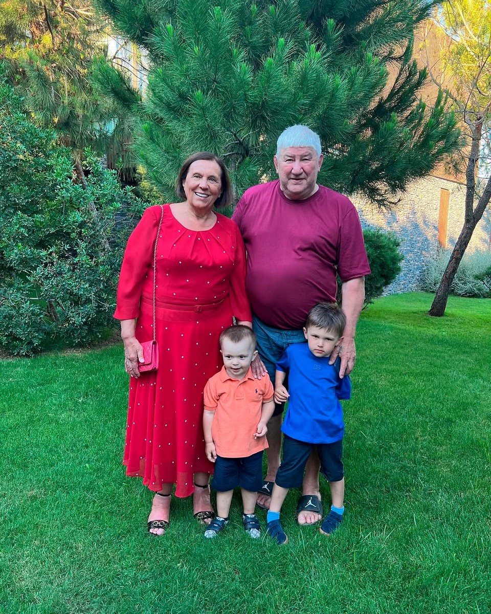    Родители Овечкина - Татьяна Николаевна и Михаил Викторович - с внуками. Фото: Личная страница Александра Овечкина в социальной сети