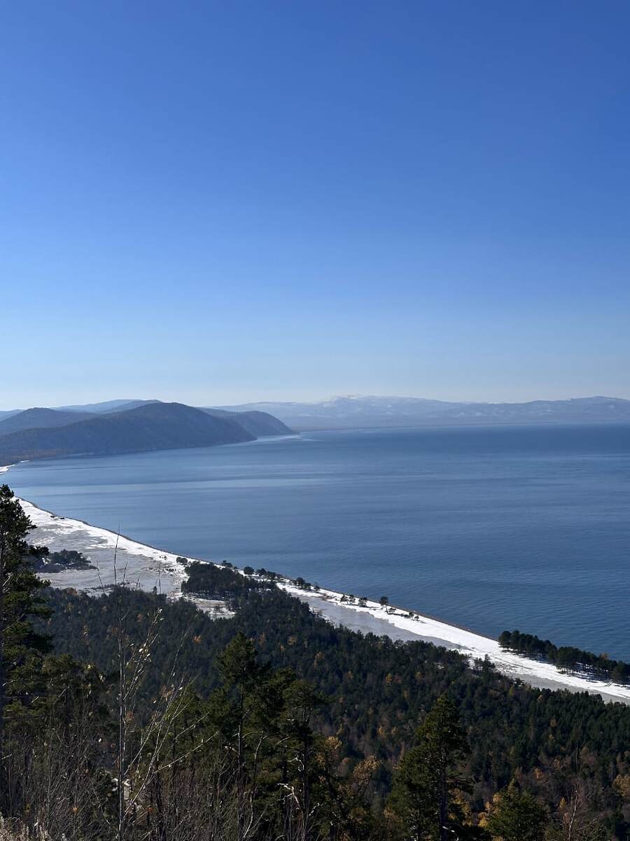 Вид на Байкал со смотровой Гремящей эко-тропы.