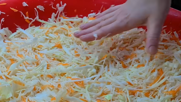 Освоил квашеную капусту за 4 дня. К зиме банки хрустят как орехи