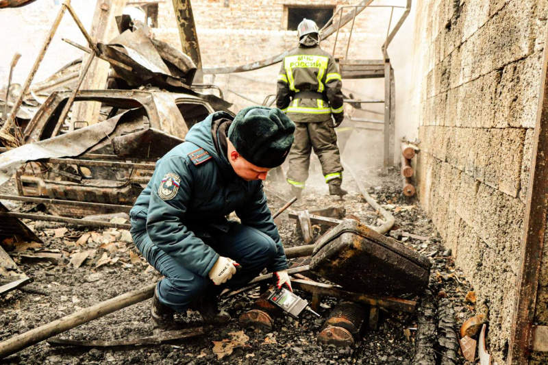    Дознаватели МЧС показали уничтоженные огнем автомастерские ПетрозаводскаМЧС Карелии