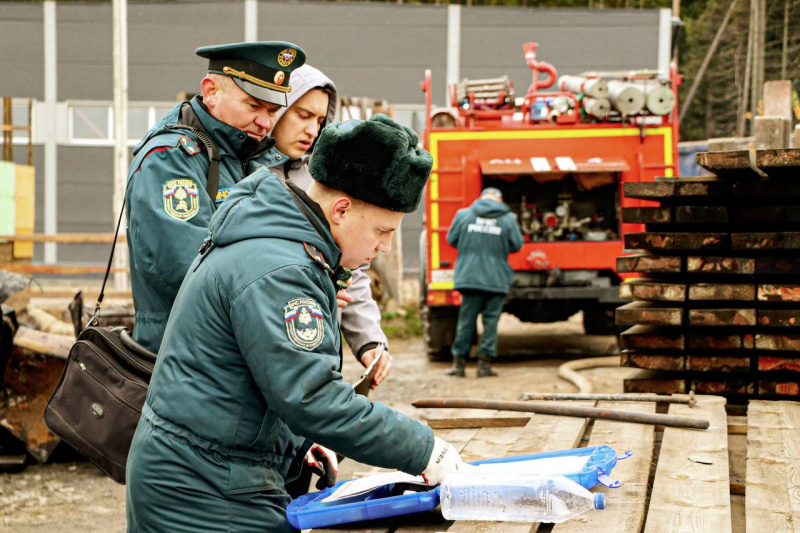    Дознаватели МЧС показали уничтоженные огнем автомастерские ПетрозаводскаМЧС Карелии