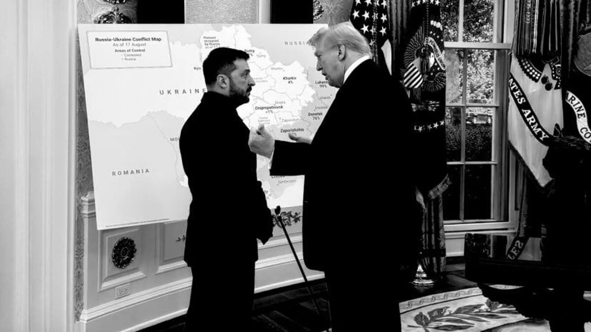 Зеленский и Трамп у карты Украины во время встречи в Вашингтоне / © RIA Novosti/Avrora