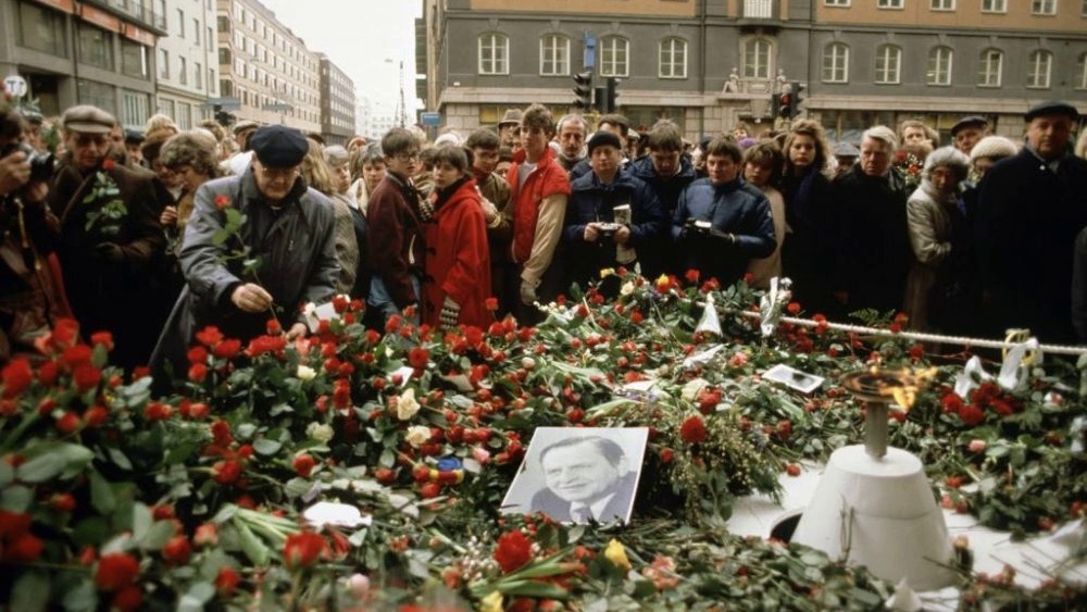 Место гибели У. Пальме на следующий после убийства день