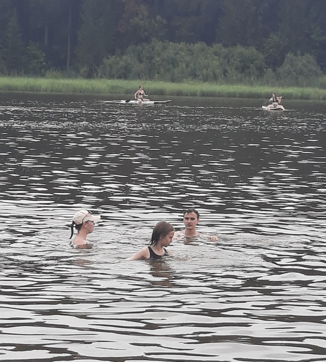 Летнее фото. Дети купаются в озере.