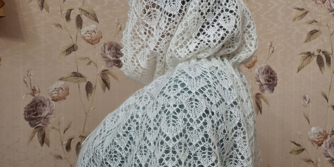 Новый совместник: накидка с капюшоном — шаль, которая умеет обнимать