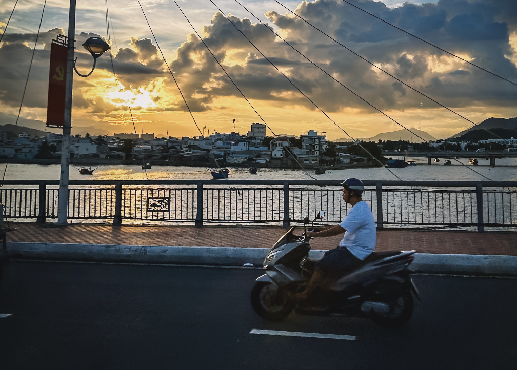 Даже местные жители никогда не ездят на байках без шлемов!