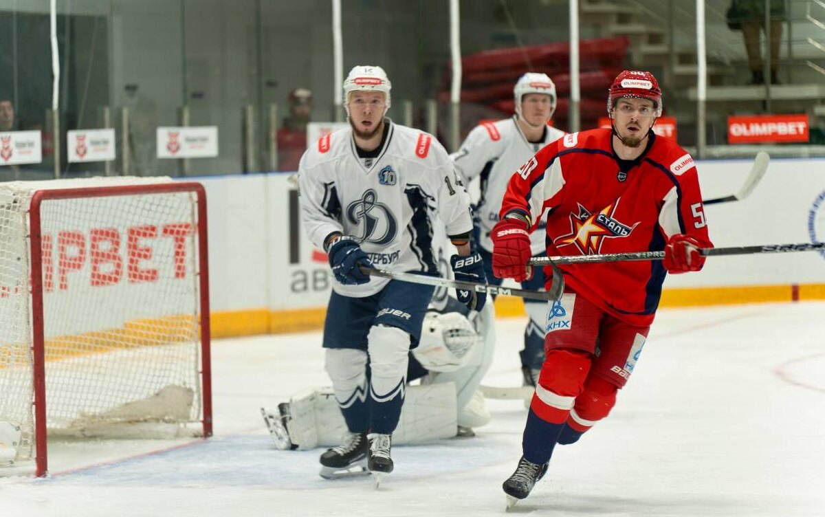    Хоккейная «Ижсталь» одержала волевую победу над петербургским «Динамо»