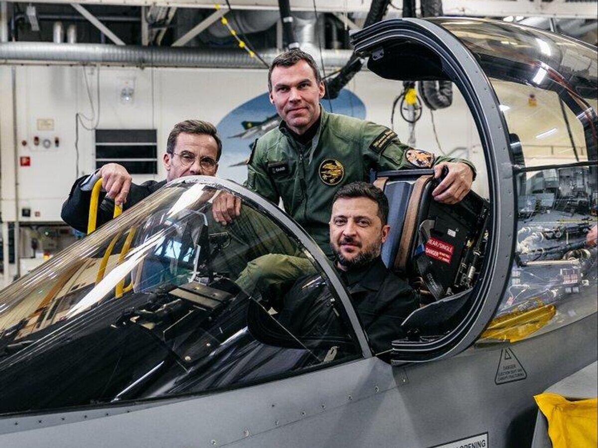    Владимир Зеленский в истребителе во время визита в Швецию© Фото : аккаунт премьер-министра Швеции в X