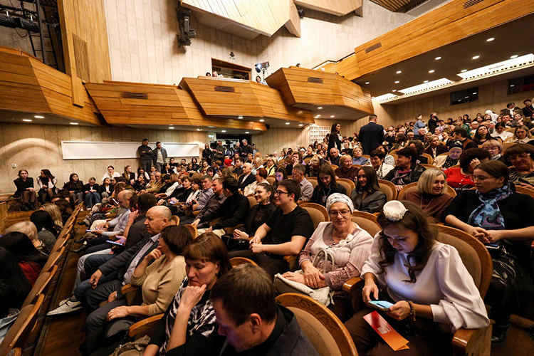    Три дня при полном солд ауте проходят премьерные показы мюзикла «Хыял артыннан» («Вслед за мечтой») в театре им. Тинчурина на новой сцене