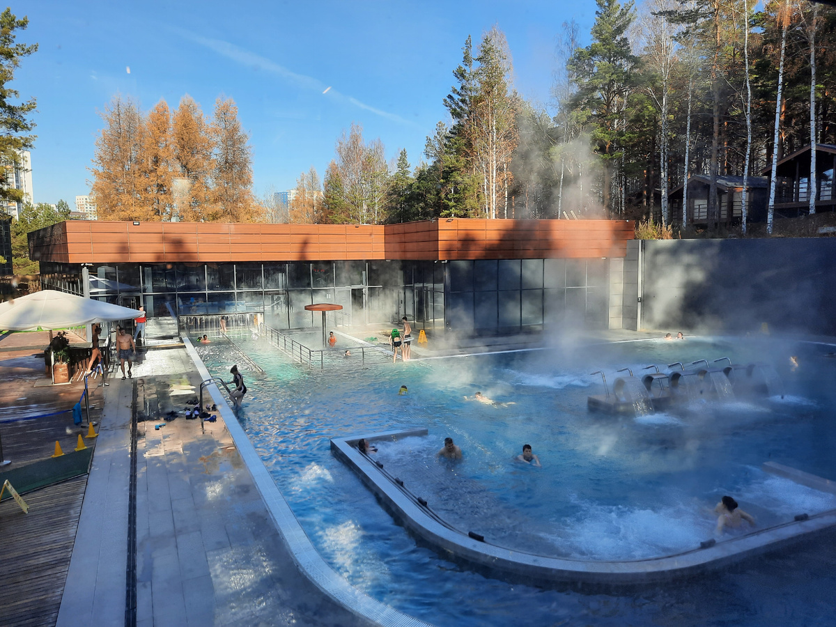 Самый большой бассейн, вид через окно второго этажа