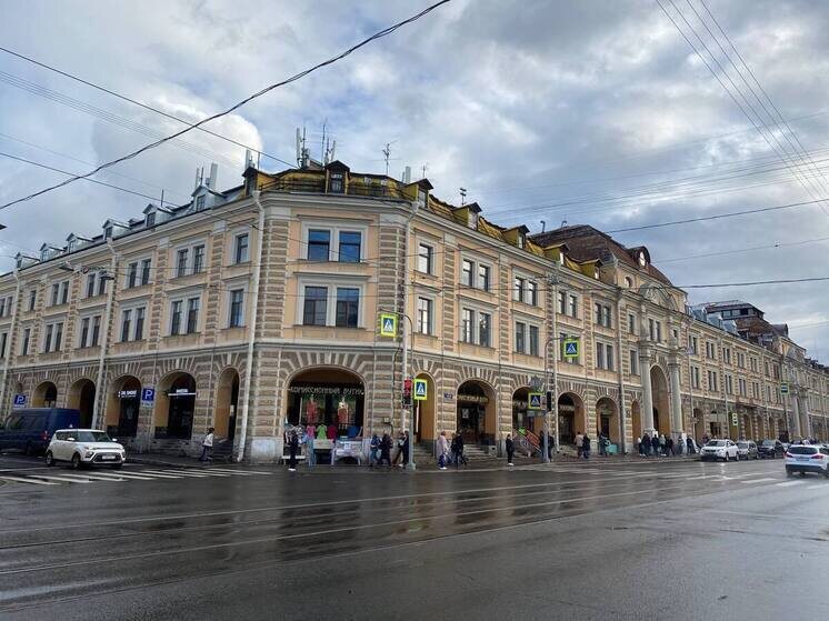     На территории уже начали укладывать новый асфальт. Фото: архив МК в Питере