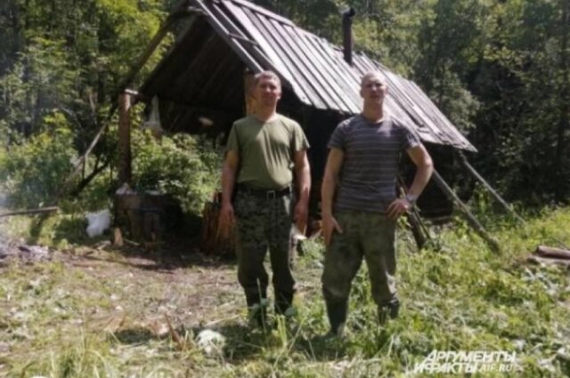 Таким был домик в тайге семьи Антипиных. Возле него Михаил (слева) и Виктор (справа). Фото: Личный архив/ предоставлено АиФ-Иркутск героем публикации.