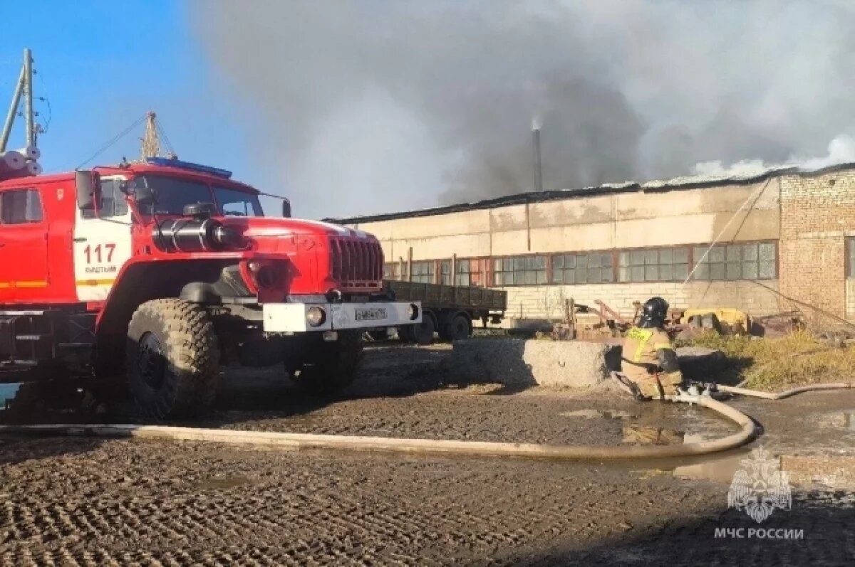    В Кыштыме 8 человек эвакуировались при пожаре в цехе по производству пеллет