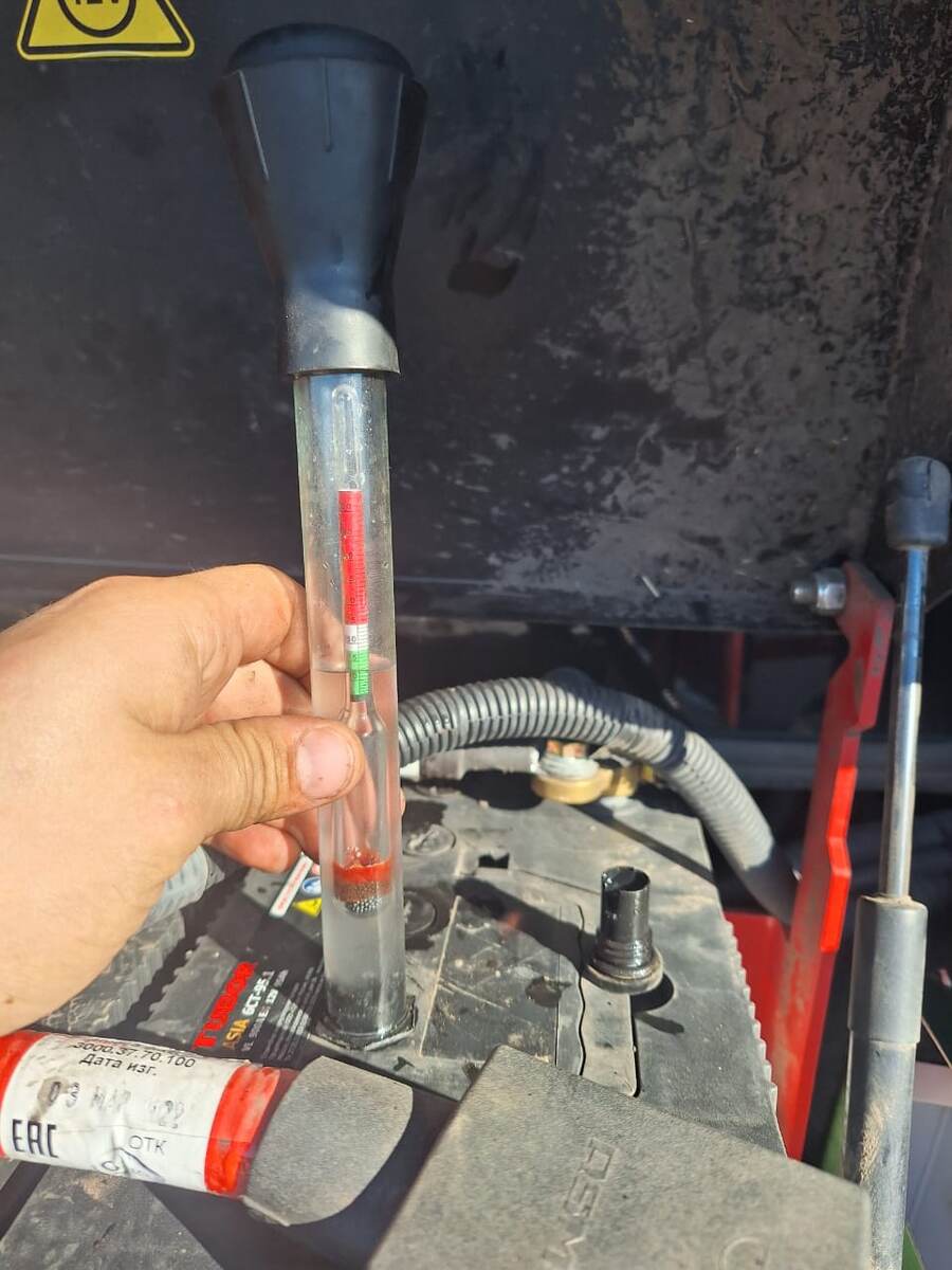 Проверка плотности аккумулятора, по ореометру шкала должна быть зелёная.