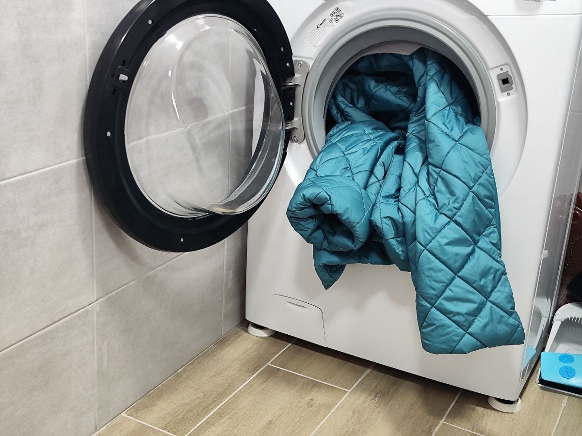    Достаю пуховик из стиральной машины как новый: опытные хозяйки стирают куртки дома только так