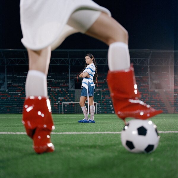     Рецензия на сингл Доры «Дурочка»: Любого парня, кроме моего парня