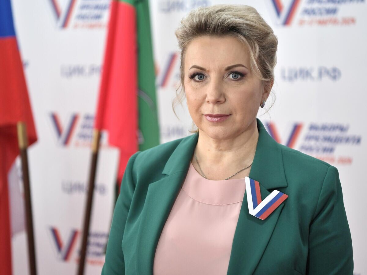    Глава избирательной комиссии Запорожской области Галина Катющенко на избирательном участке в Мелитополе Запорожской области на выборах президента России© РИА Новости / Константин Михальчевский