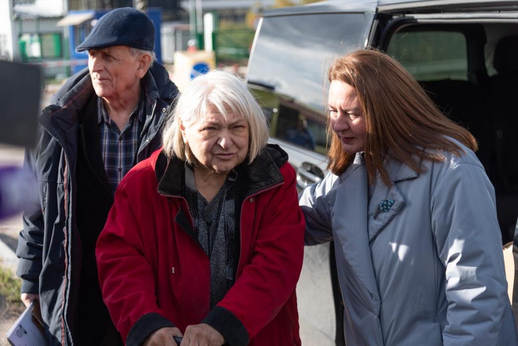 Людмилу Межиньш с мужем встречают на границе в Псковской области © informpskov.ru