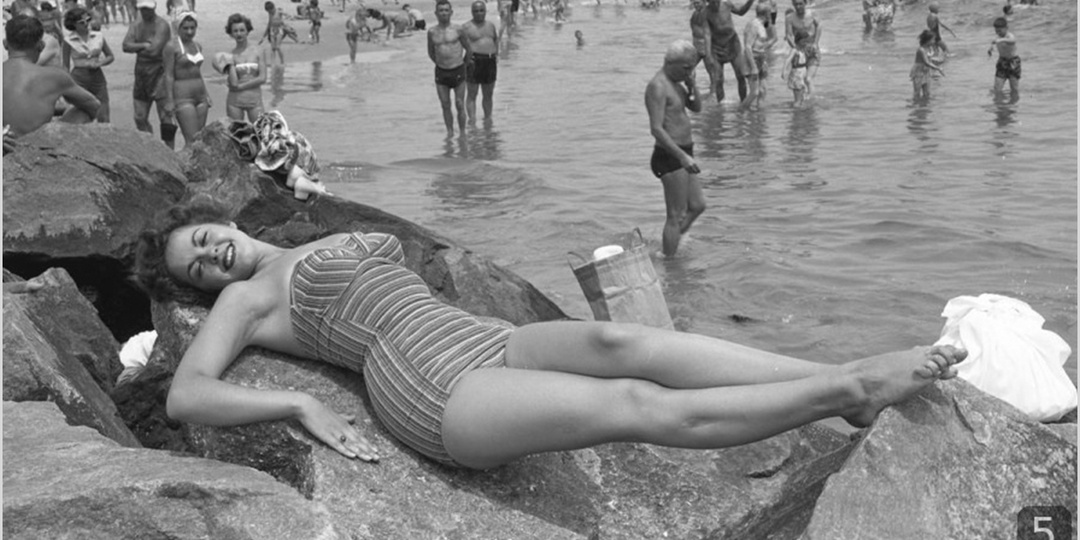 Бикини, смех и песок в волосах — женственные кадры, от которых пахнет настоящим летом