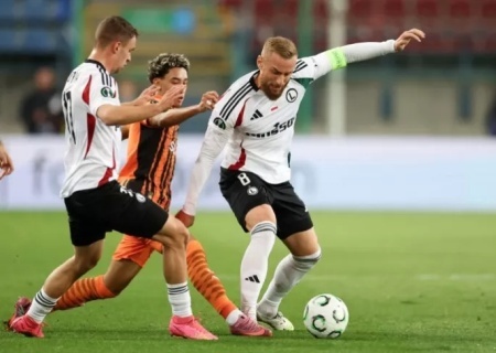    «Мы помним Волынь»: фанаты варшавской «Легии» бойкотировали матч с «Шахтёром»