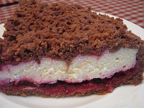 Творожный пирог с какао и вишней