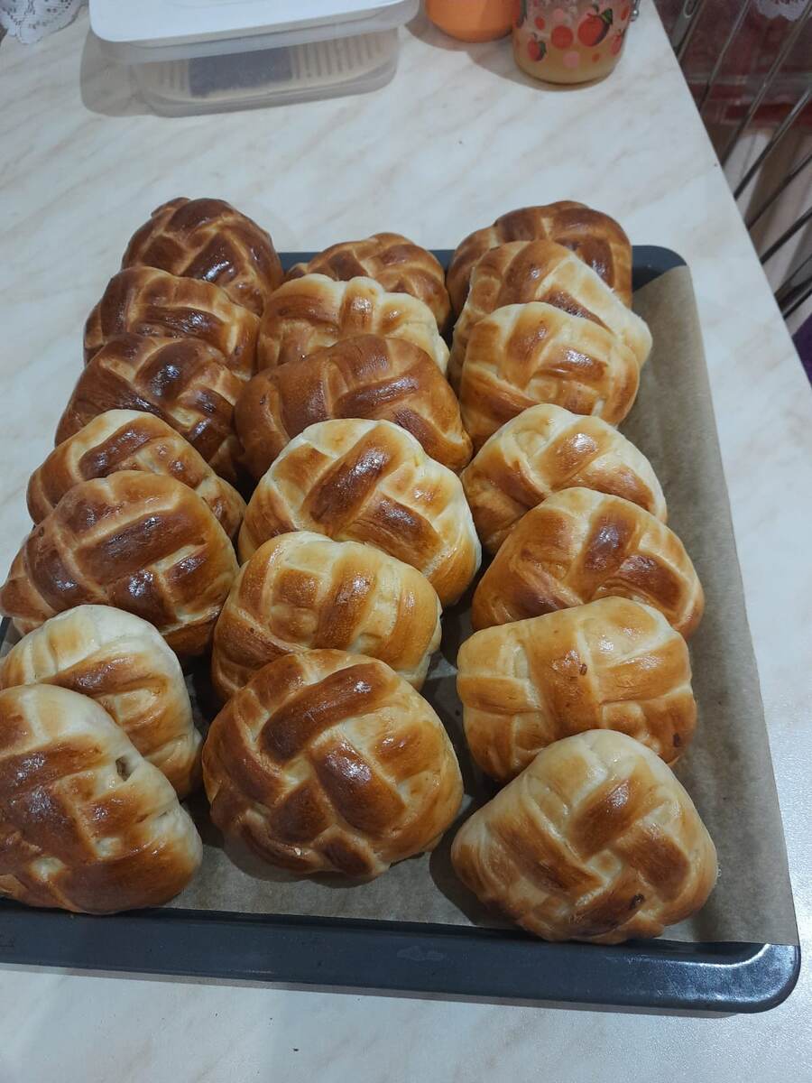 Такие аппетитные булочки стряпает волонтёр