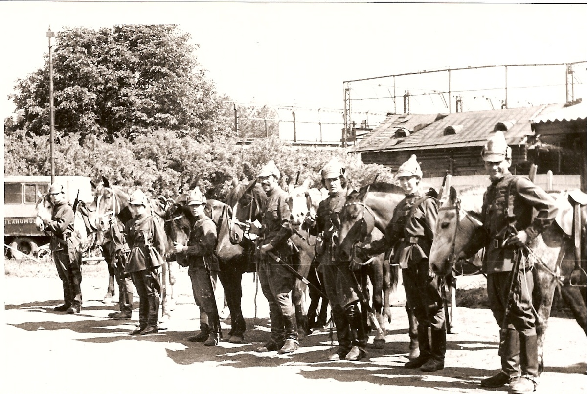 Участники конного похода в п. Красногвардейском Артемовского района Свердловской области.