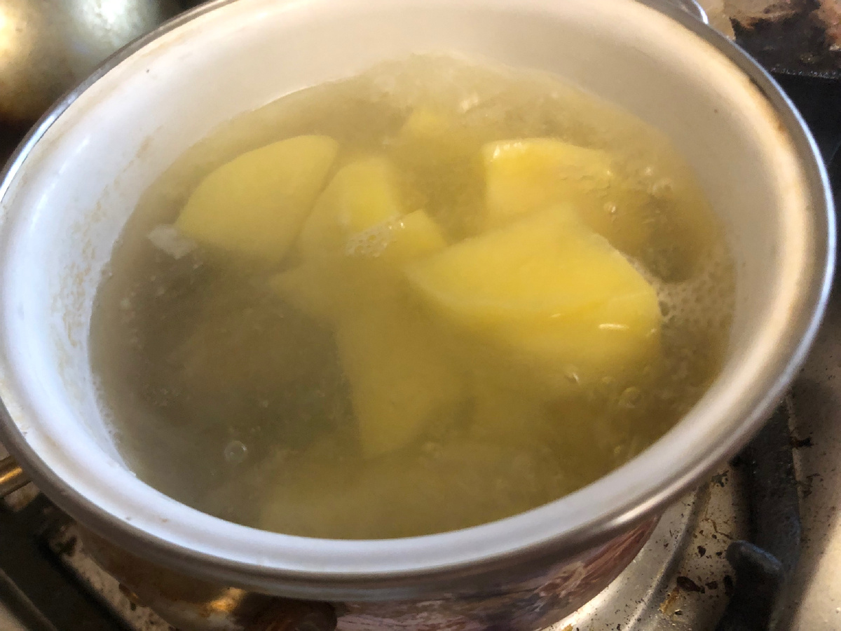 Отвариваем до готовности картофель. Фотоиллюстрации автора.