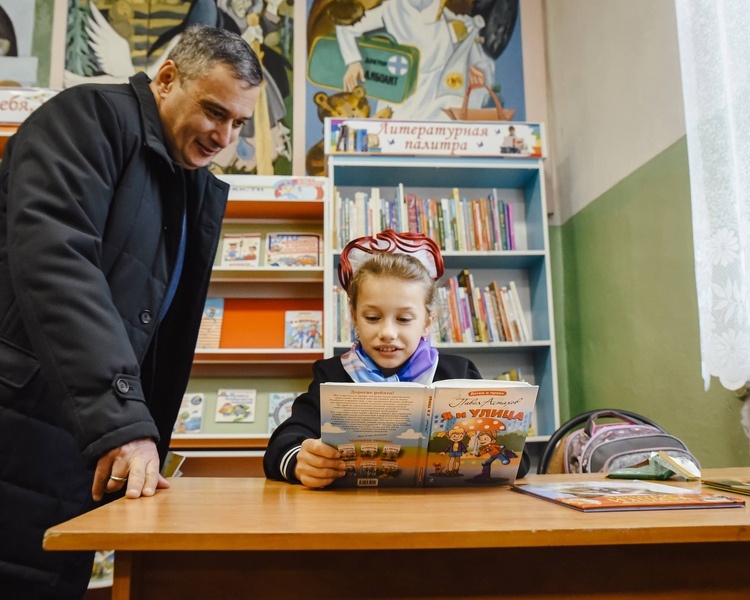     Александр Хинштейн посетил межпоселенческую библиотеку в Тимском районе