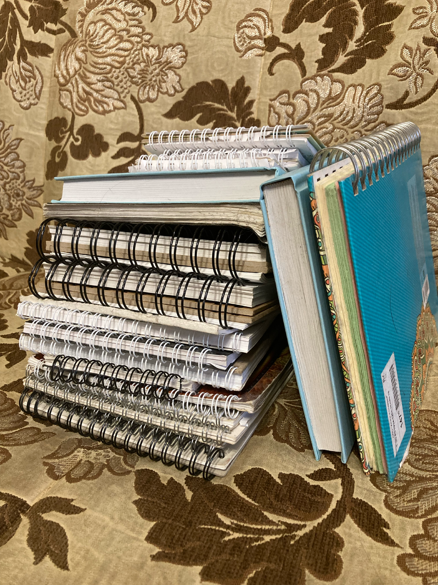 Вот что лежит у моего дивана. И это ещё не всё, тут даже не половина. Что-то для набросков, что-то для дневников, что-то и для того и для другого.