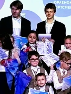            Мой внучок в центре.