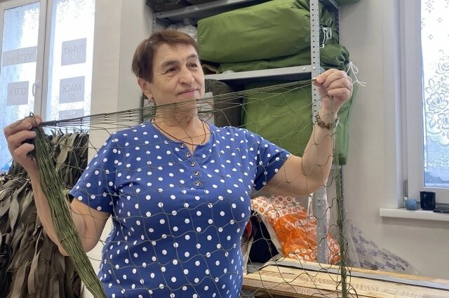    Фото:Антонина Сергеевна держит основу для маскировочной сети – в неё предстоит вплести ленты.АиФ/ Елена Гринева