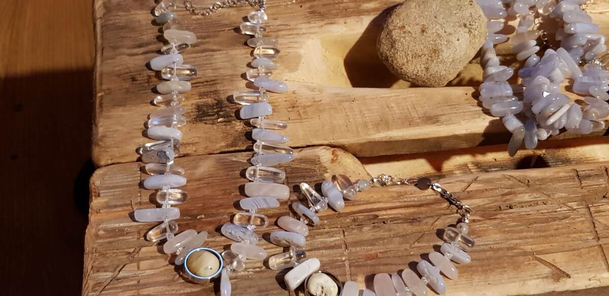 Чокер и браслет из  сапферина (голубого агата), горного хрусталя и розового кварца. На  столе  в стиле ваби-саби работы Александра.