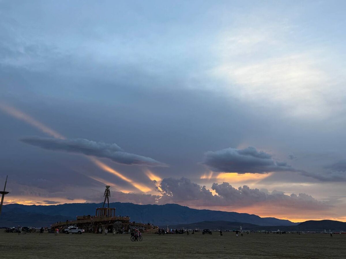 Невероятный закат в пустыне.