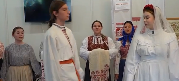     Студенты минусинского колледжа показали необычную выставку в загсе