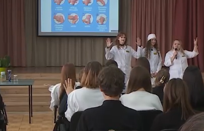     Красноярским школьникам провели лекцию об опасных микробах