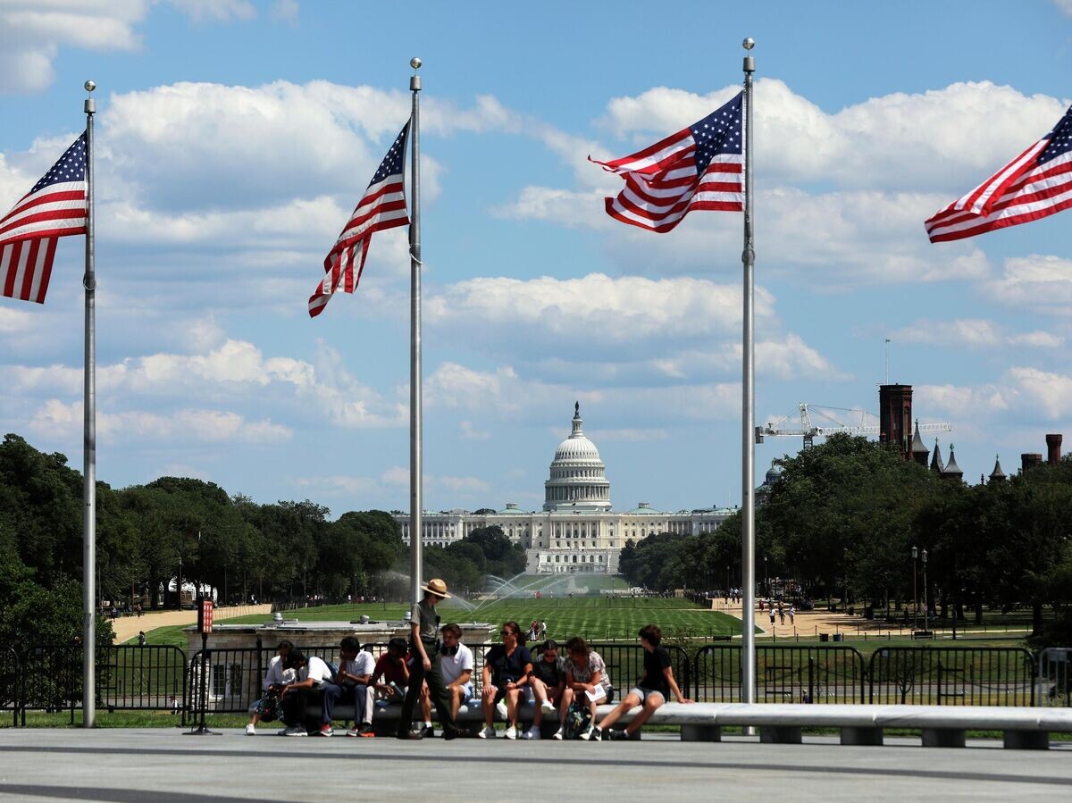    Флаги США на фоне Капитолия в Вашингтоне© AP Photo / Rahmat Gul